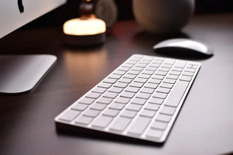 Nahaufnahme der Tastenoberfläche einer modernen kabellosen Tastatur, Fokus auf stilvolles Design.