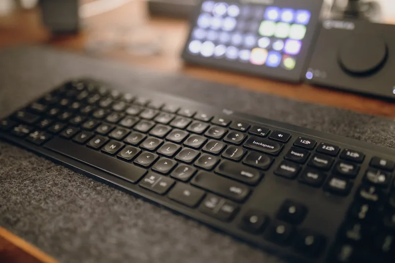 Heller und aufgeräumter Schreibtisch mit Wireless Tastatur als Teil eines flexiblen Arbeitsplatzes.