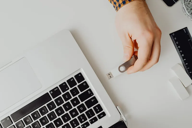 Ein glänzender WLAN USB-Stick in Draufsicht, bereit für schnelles und zuverlässiges Internet.