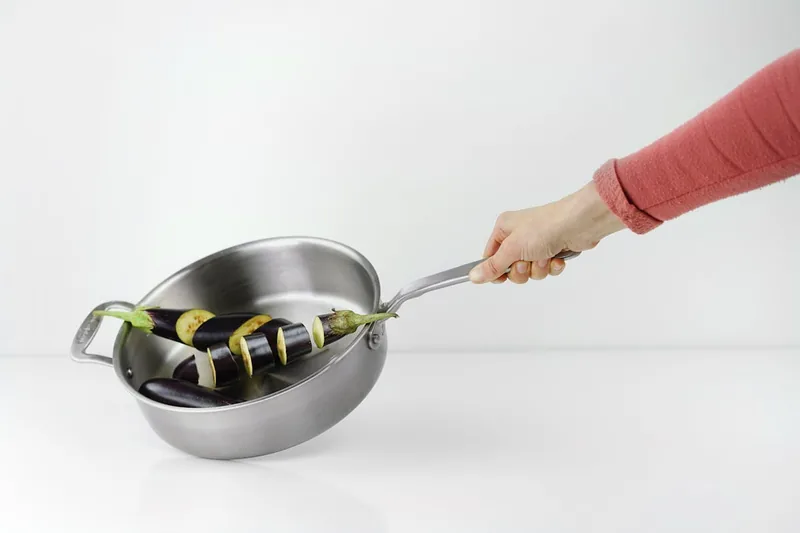Detailaufnahme eines hochwertigen Topfgriffs aus Edelstahl, ergonomisch geformt und robust.