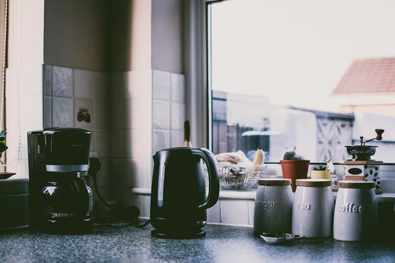 Gemütliche Küchenszene mit Kaffee- und Teegeschirr, bereit für den Genuss.