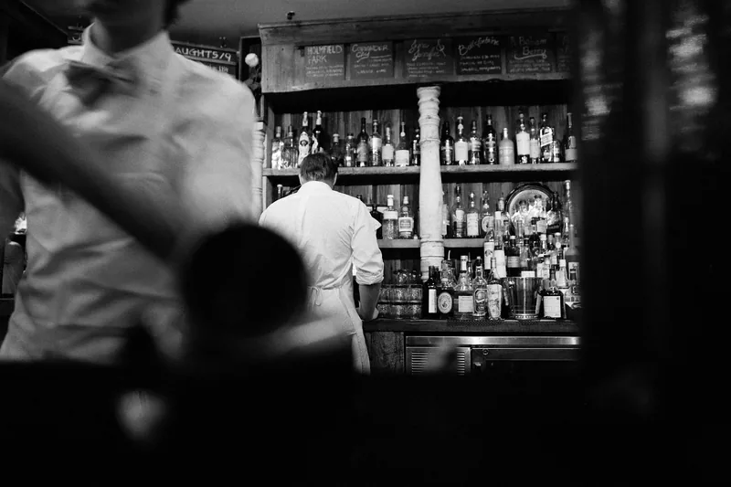 Elegante Bar-Atmosphäre mit stilvollen Gläsern und dezentem Licht, die einen Wodka-Abend suggeriert.