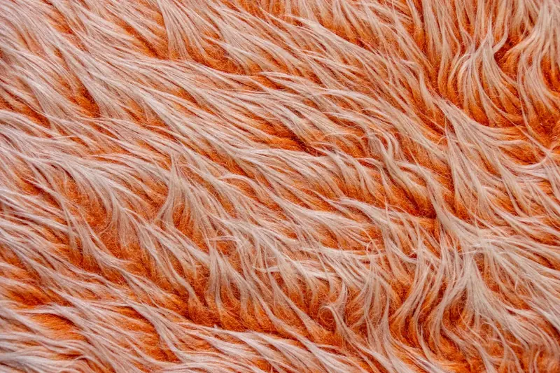 Detailaufnahme der weichen, hochflorigen Textur eines gemütlichen Shaggy-Wohnzimmerteppichs.