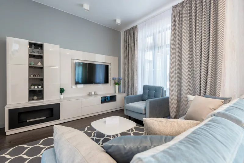 Ein stilvolles Wohnzimmer mit einem eleganten Teppich, der Möbel und Dekoration harmonisch verbindet.