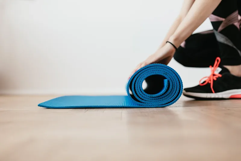Hochwertige, ungerollte Yogamatte in neutraler Umgebung, perfekt für den Vergleich.
