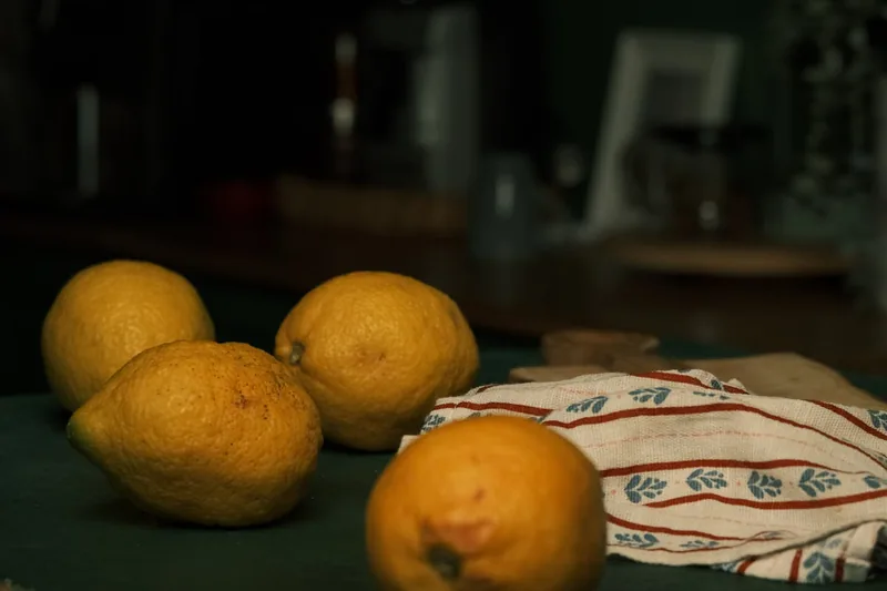 Ein stilvoll angerichtetes Dessert oder Gericht, verfeinert mit feiner Zitronenzeste, auf einem Esstisch.