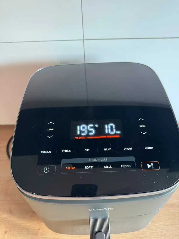 Bedienfeld der Cosori TurboBlaze mit Anzeige 195 Grad und 10 Minuten im Modus Air Fry