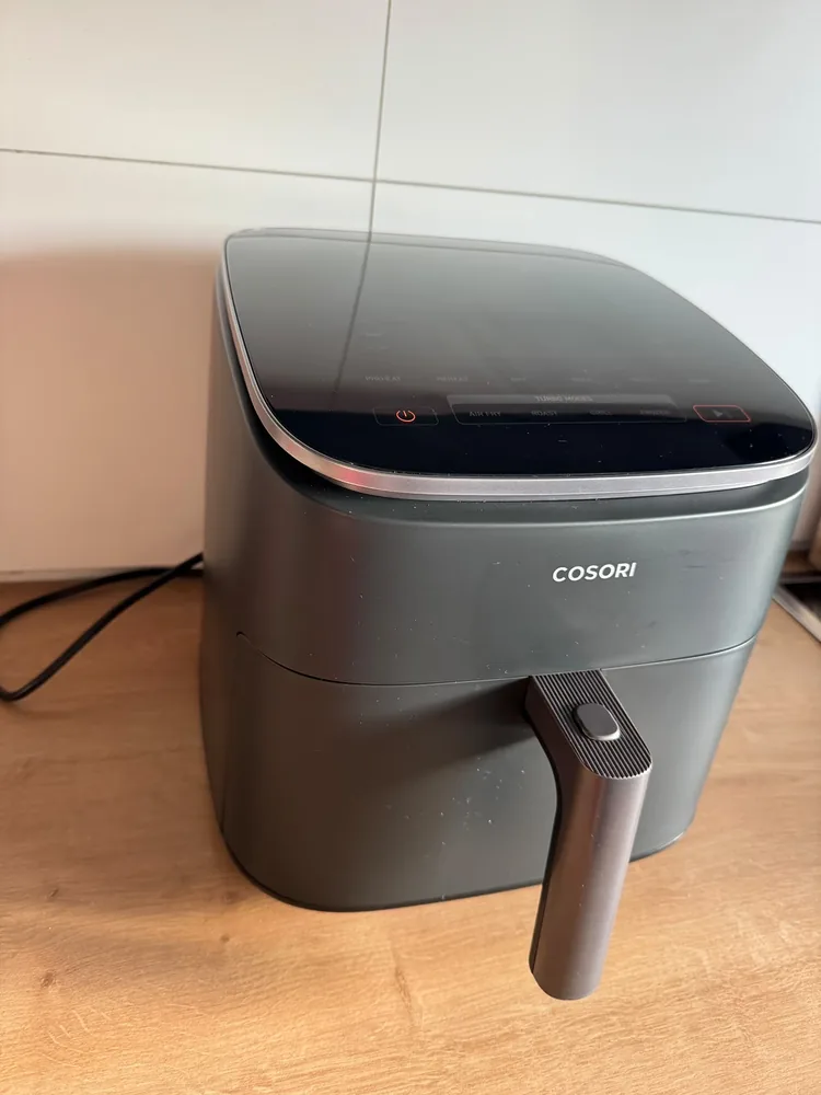 Cosori TurboBlaze DC601 schräg von der Seite mit Glasoberseite und Griff